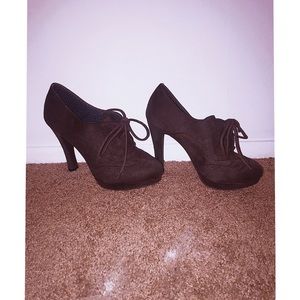 The cutest grey high heel booties 😍😍😍